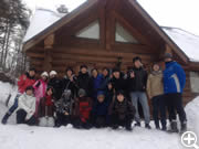 シューレの子ども達で造ったログハウスで冬山合宿（長野県）