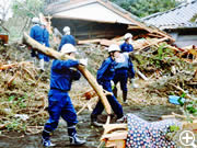 泥流で樹木が住宅地へ　片づける消防団員