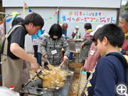 地域交流イベントで焼きそば（2013年春）福島の子どもたちが大活躍