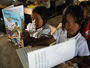カンボジア　図書館活動　生まれて初めて見る絵本。僻地の小学校にて　2011年