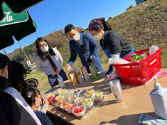 施設等入所児童向けプログラム：芸人さんが講師となり、廃棄される野菜・果物を使ってスムージー作りのSDGs勉強会