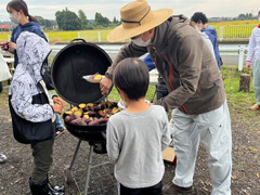 コロナ禍　屋外体験が乏しかった子どもたちの芋ほり遠足収穫体験、焼き芋に何度も並んでパクパク。